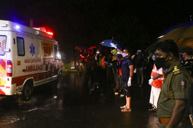 Hiện trường máy bay Ấn Độ gãy đôi khi hạ cánh ảnh 4