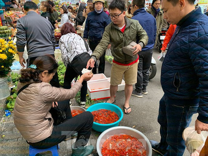 Dân chung cư rồng rắn mua đồ lễ cúng ông Công ông Táo - ảnh 2