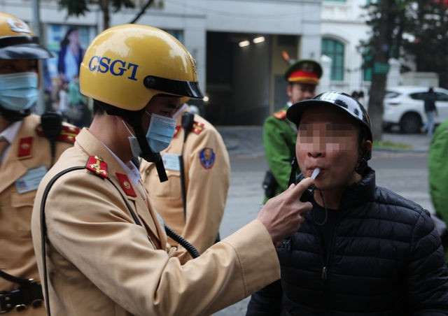  Xem CSGT Hà Nội đo nồng độ cồn giữa dịch corona - 5