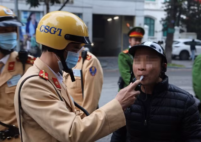  Xem CSGT Hà Nội đo nồng độ cồn giữa dịch corona - 5