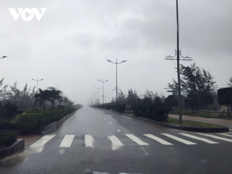 Cập nhật: Bão số 13 cuốn bay mái trường học, "nhổ" bật gốc cây, cuốn trôi nhà dân ảnh 24