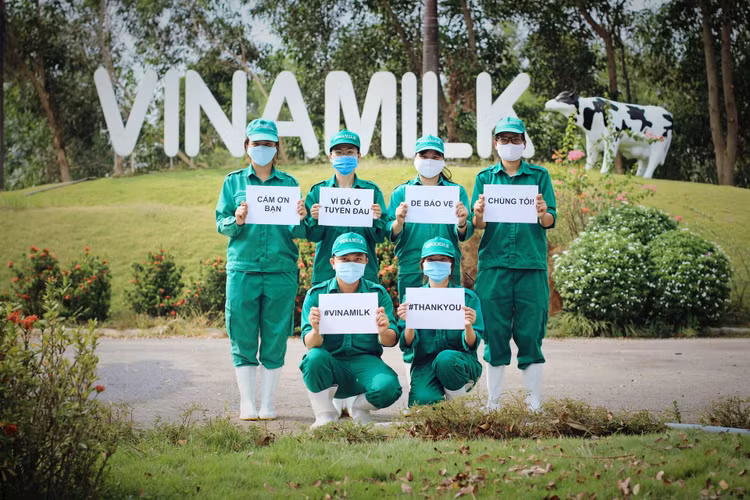 Nhân viên Vinamilk được khuyến khích tham gia vào các hoạt động cộng đồng của công ty, đặc biệt trong giai đoạn khó khăn vì Covid-19.