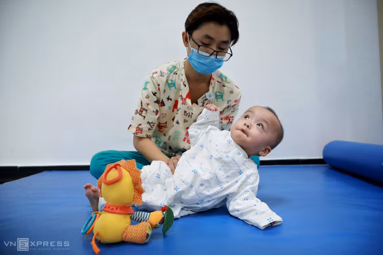 Trúc Nhi, Diệu Nhi tập đứng, tập bò ảnh 2