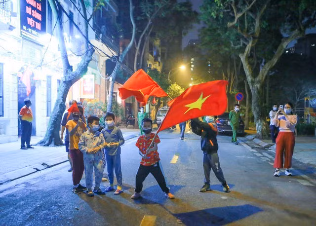 Khoảnh khắc gỡ bỏ hàng rào tại khu cách ly Trúc Bạch - 7