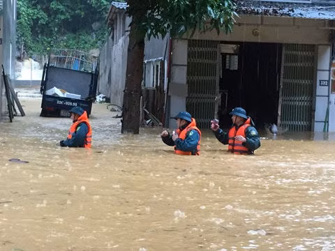 Mưa lớn nước ngập ngang người, TP Hà Giang thất thủ - 2