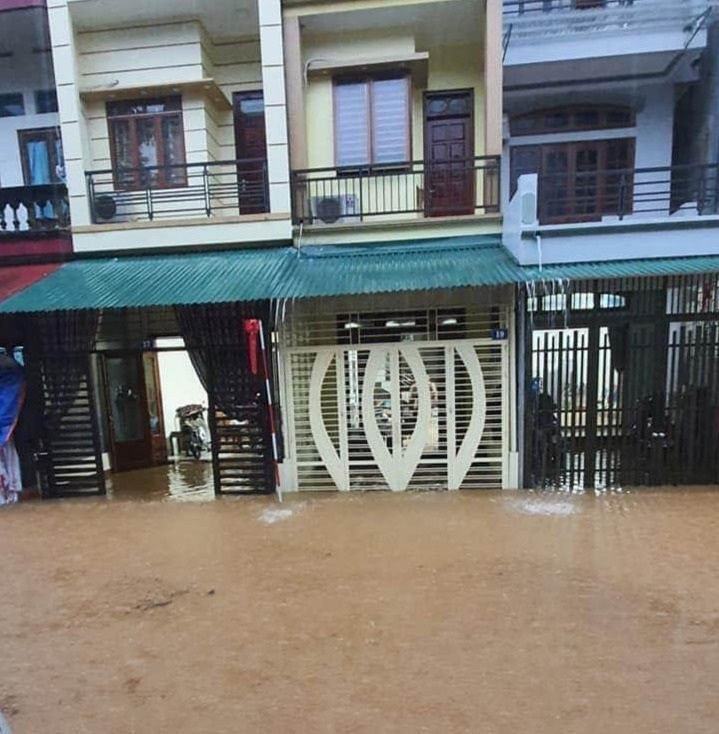 Mưa lớn nước ngập ngang người, TP Hà Giang thất thủ - 3