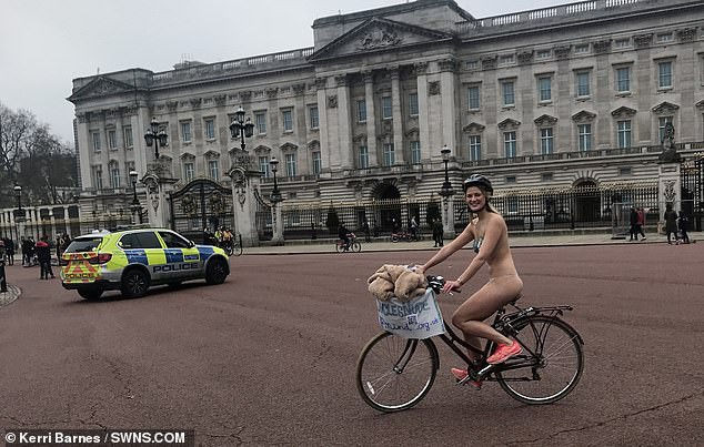 Cô gái gần như khoả thân, đạp xe quanh London giữa lạnh giá 10 độ C vì lý do bất ngờ - ảnh 1