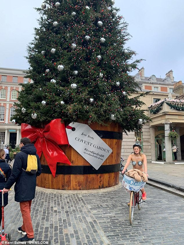 Cô gái gần như khoả thân, đạp xe quanh London giữa lạnh giá 10 độ C vì lý do bất ngờ - ảnh 2