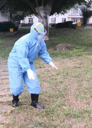 Y ta loang choang ra khoi khu vuc cach ly khien dan mang bat khoc hinh anh 1 db7a_ipmxpvy7355836_2.png