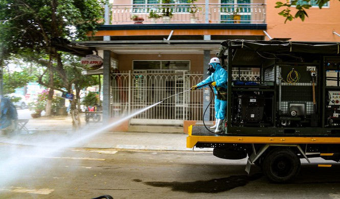 Xem lính hoá học phun khử khuẩn từng góc phố, cành cây, ngọn cỏ ở Sơn Trà - ảnh 13