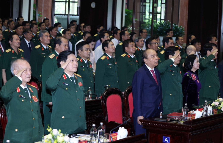 Thủ tướng Nguyễn Xuân Phúc và các đại biểu thực hiện nghi thức chào cờ. Ảnh VGP/Quang Hiếu