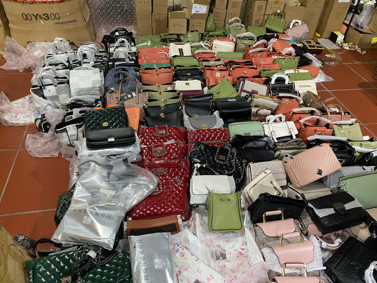 Truy quét kho hàng khủng bán đồ rởm trên Facebook, mỗi ngày chốt 200 đơn - 1