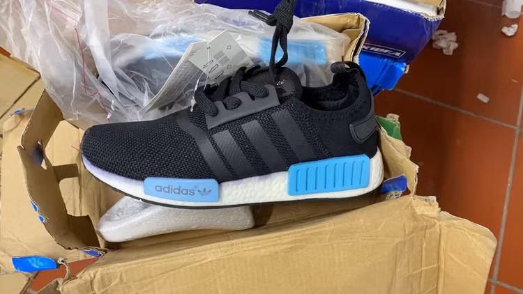 Truy quét kho hàng khủng bán đồ rởm trên Facebook, mỗi ngày chốt 200 đơn - 4