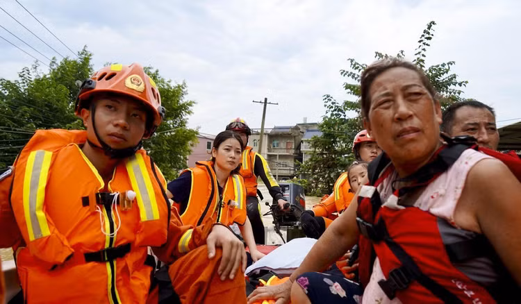 Nhân chứng vụ vỡ đê ở Trung Quốc: Nước ngập đến tầng 2 chỉ trong 30 phút - 1