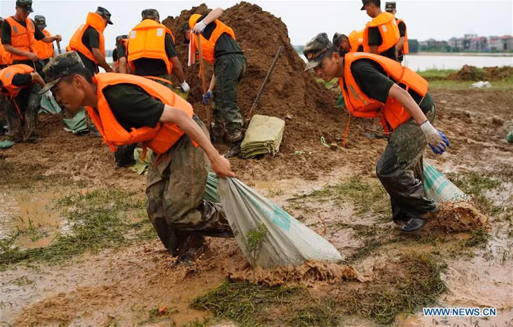 Sông dài nhất Trung Quốc “oằn mình” vì lũ lụt nghiêm trọng - 6