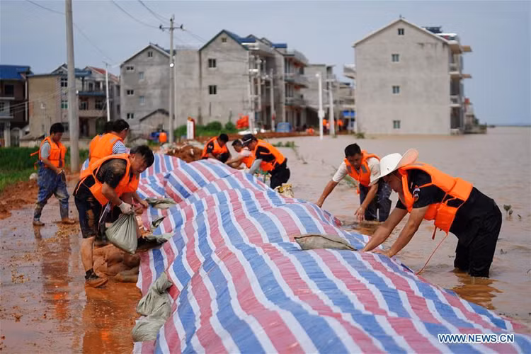 Sông dài nhất Trung Quốc “oằn mình” vì lũ lụt nghiêm trọng - 4