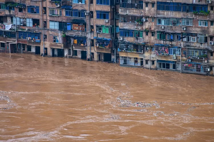 Sông dài nhất Trung Quốc “oằn mình” vì lũ lụt nghiêm trọng - 3
