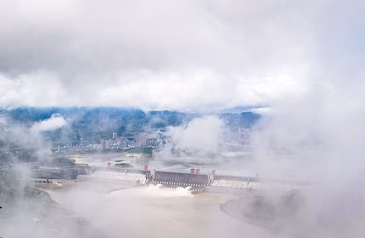 Sông dài nhất Trung Quốc “oằn mình” vì lũ lụt nghiêm trọng - 9