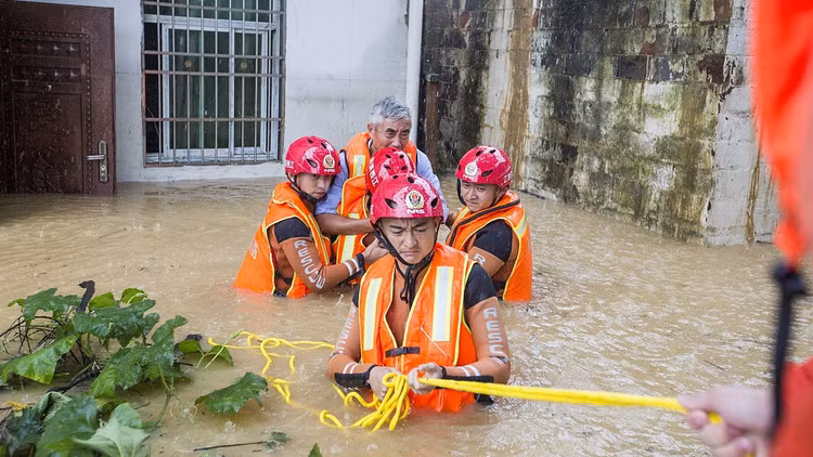 Sông dài nhất Trung Quốc “oằn mình” vì lũ lụt nghiêm trọng - 13