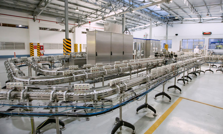 Dây chuyền sản xuất sản phẩm sữa đậu nành hạt trong nước và xuất khẩu tại nhà máy hiện đại của Vinamilk.