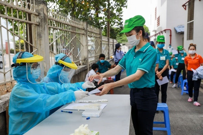 Công nhân tại TP HCM lấy mẫu xét nghiệm ngày 20/4. Ảnh: Như Quỳnh.