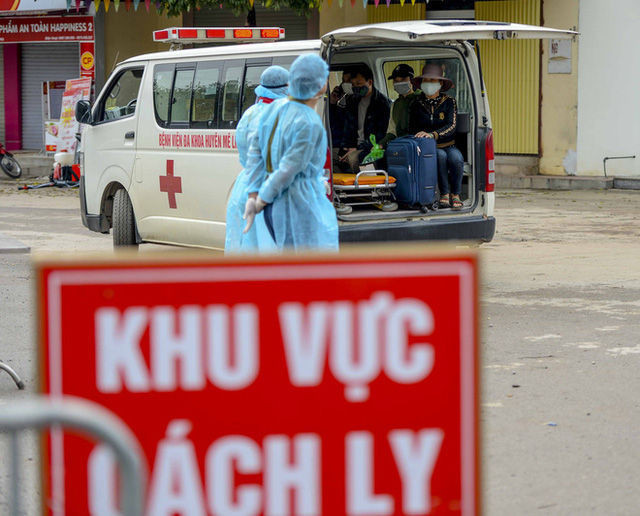  [Ảnh] Cận cảnh lấy mẫu dịch xét nghiệm SARS-CoV-2 tại chỗ cho 41 F1, nơi bệnh nhân 243 sinh sống ở Hà Nội - Ảnh 11.