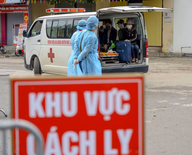  [Ảnh] Cận cảnh lấy mẫu dịch xét nghiệm SARS-CoV-2 tại chỗ cho 41 F1, nơi bệnh nhân 243 sinh sống ở Hà Nội - Ảnh 11.
