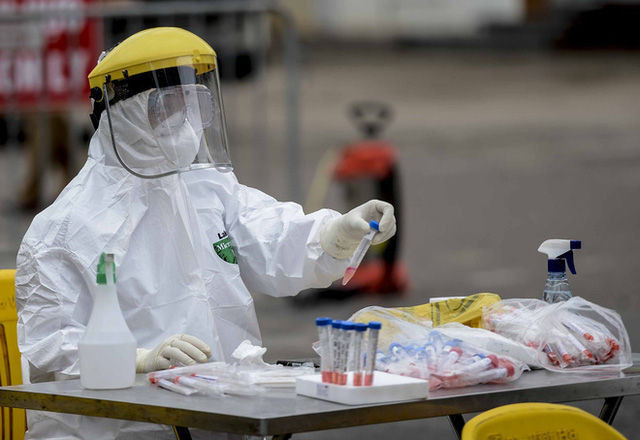  [Ảnh] Cận cảnh lấy mẫu dịch xét nghiệm SARS-CoV-2 tại chỗ cho 41 F1, nơi bệnh nhân 243 sinh sống ở Hà Nội - Ảnh 7.