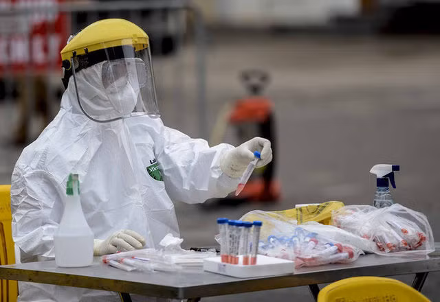  [Ảnh] Cận cảnh lấy mẫu dịch xét nghiệm SARS-CoV-2 tại chỗ cho 41 F1, nơi bệnh nhân 243 sinh sống ở Hà Nội - Ảnh 7.