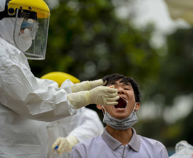  [Ảnh] Cận cảnh lấy mẫu dịch xét nghiệm SARS-CoV-2 tại chỗ cho 41 F1, nơi bệnh nhân 243 sinh sống ở Hà Nội - Ảnh 8.