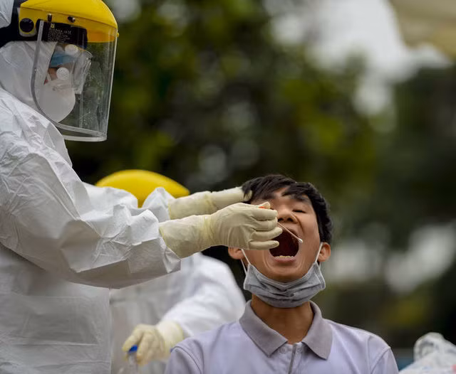 [Ảnh] Cận cảnh lấy mẫu dịch xét nghiệm SARS-CoV-2 tại chỗ cho 41 F1, nơi bệnh nhân 243 sinh sống ở Hà Nội - Ảnh 8.