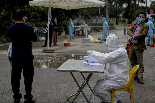  [Ảnh] Cận cảnh lấy mẫu dịch xét nghiệm SARS-CoV-2 tại chỗ cho 41 F1, nơi bệnh nhân 243 sinh sống ở Hà Nội - Ảnh 6.