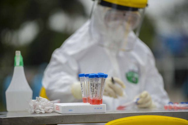  [Ảnh] Cận cảnh lấy mẫu dịch xét nghiệm SARS-CoV-2 tại chỗ cho 41 F1, nơi bệnh nhân 243 sinh sống ở Hà Nội - Ảnh 9.