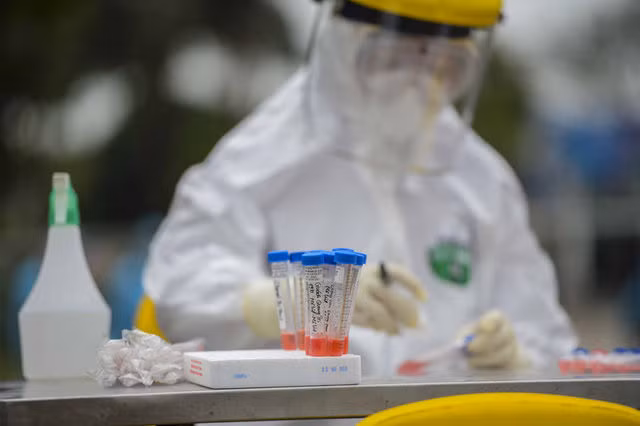  [Ảnh] Cận cảnh lấy mẫu dịch xét nghiệm SARS-CoV-2 tại chỗ cho 41 F1, nơi bệnh nhân 243 sinh sống ở Hà Nội - Ảnh 9.