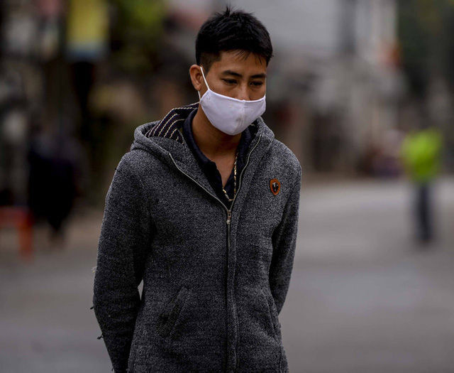  [Ảnh] Cận cảnh lấy mẫu dịch xét nghiệm SARS-CoV-2 tại chỗ cho 41 F1, nơi bệnh nhân 243 sinh sống ở Hà Nội - Ảnh 5.