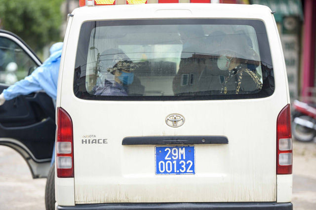  [Ảnh] Cận cảnh lấy mẫu dịch xét nghiệm SARS-CoV-2 tại chỗ cho 41 F1, nơi bệnh nhân 243 sinh sống ở Hà Nội - Ảnh 12.