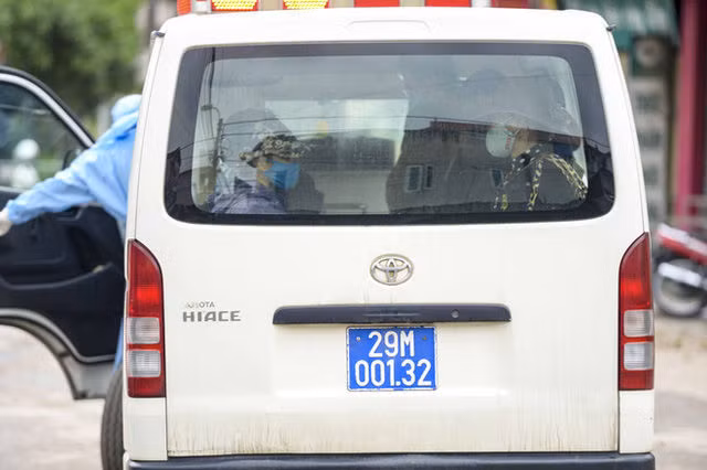  [Ảnh] Cận cảnh lấy mẫu dịch xét nghiệm SARS-CoV-2 tại chỗ cho 41 F1, nơi bệnh nhân 243 sinh sống ở Hà Nội - Ảnh 12.