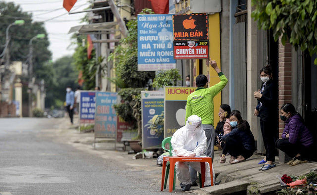  [Ảnh] Cận cảnh lấy mẫu dịch xét nghiệm SARS-CoV-2 tại chỗ cho 41 F1, nơi bệnh nhân 243 sinh sống ở Hà Nội - Ảnh 3.