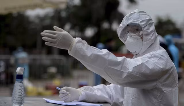  [Ảnh] Cận cảnh lấy mẫu dịch xét nghiệm SARS-CoV-2 tại chỗ cho 41 F1, nơi bệnh nhân 243 sinh sống ở Hà Nội - Ảnh 4.