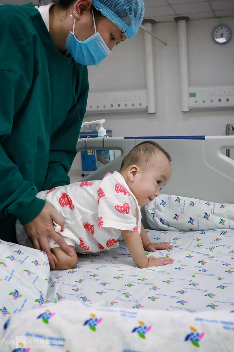 Trúc Nhi, Diệu Nhi tập đứng, tập bò ảnh 8