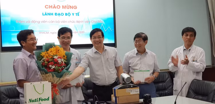 Đại diện hơn 5.000 CBNV NutiFood, Ông Trần Thanh Hải -Chủ tịch HĐQT Công Ty CP Thực phẩm Dinh dưỡng NutiFood (bìa trái) đã trao 600 triệu đồng cho 2 bệnh viện chữa thành công cho bệnh nhân 91.