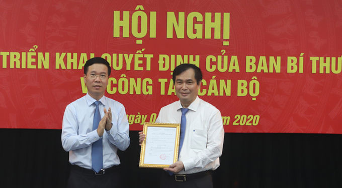 Trưởng Ban Tuyên giáo Trung ương Võ Văn Thưởng trao quyết định cho ông Phan Xuân Thủy chiều 3/8. Ảnh: HT