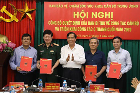 Đồng chí Nguyễn Thanh Bình, Phó trưởng Ban Thường trực Ban Tổ chức Trung ương trao quyết định và chúc mừng các cán bộ được chỉ định chức vụ mới.