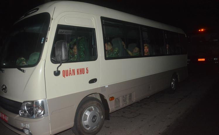 Quân độ xuyên đêm thông đường lên vụ sạt lở Trà Leng nơi 45 người bị vùi lấp