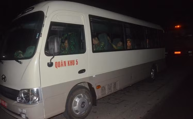 Quân độ xuyên đêm thông đường lên vụ sạt lở Trà Leng nơi 45 người bị vùi lấp