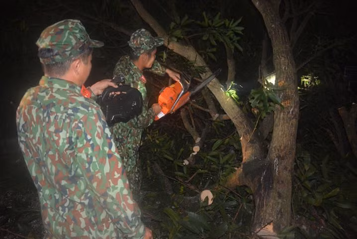 Quân độ xuyên đêm thông đường lên vụ sạt lở Trà Leng nơi 45 người bị vùi lấp