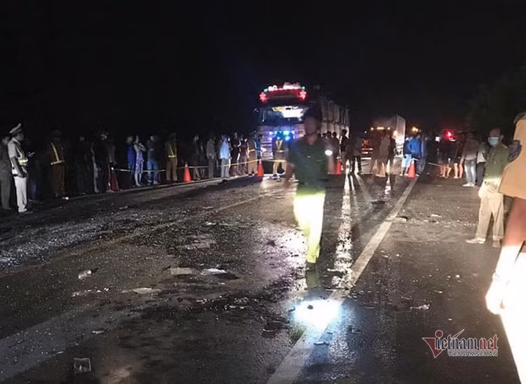 Hiện trường tai nạn thảm khốc, 8 người chết ở Bình Thuận