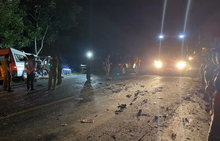 Hiện trường tai nạn thảm khốc, 8 người chết ở Bình Thuận