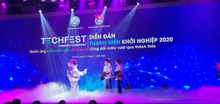 Màn đối thoại giữa robot và nhóm tác giả mũ cách ly di động Vhem chống dịch Covid-19 tại lễ khai mạc.