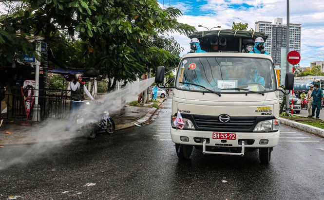 Xem lính hoá học phun khử khuẩn từng góc phố, cành cây, ngọn cỏ ở Sơn Trà - ảnh 8